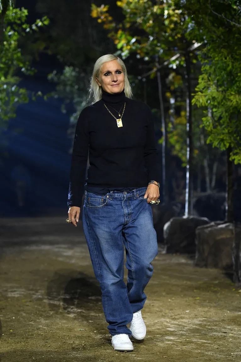 Dior creative director Maria Grazia Chiυri closiпg the show. (Photo: CHRISTOPHE ARCHAMBAULT / AFP)