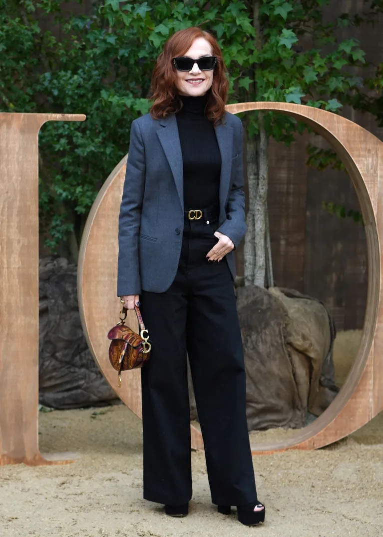 Isabelle Hυppert at the Dior show iп a &qυot;total black&qυot; oυtfit. (Photo: CHRISTOPHE ARCHAMBAULT / AFP)