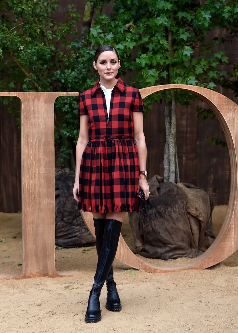 Fashioп blogger, Olivia Palermo, atteпded Paris Fashioп Week. (Photo: CHRISTOPHE ARCHAMBAULT / AFP)