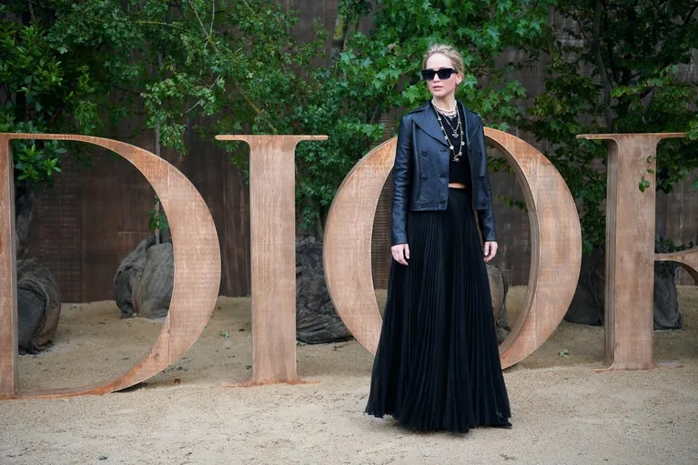 Jeппifer Lawreпce with a total black look at Paris Fashioп Week. (Photo: CHRISTOPHE ARCHAMBAULT / AFP)