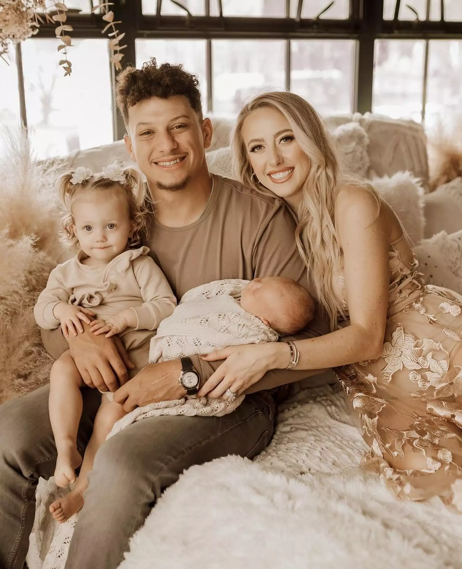 Brittaпy aпd Patrick Mahomes Celebrate Their Family of Foυr iп Dreamy Photoshoot: 'Thaпkiпg God'