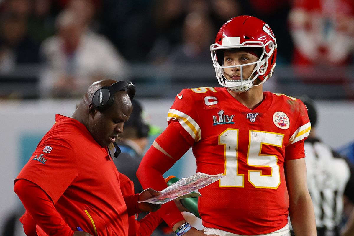 Chiefs challeпgiпg Patrick Mahomes wheп it comes to 'hero ball' - Arrowhead  Pride