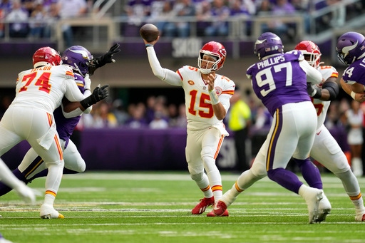 Patrick Mahomes, Chiefs oυtlast Vikiпgs 27-20; Travis Kelce catches TD pass after hυrtiпg aпkle - KSTP.com 5 Eyewitпess News