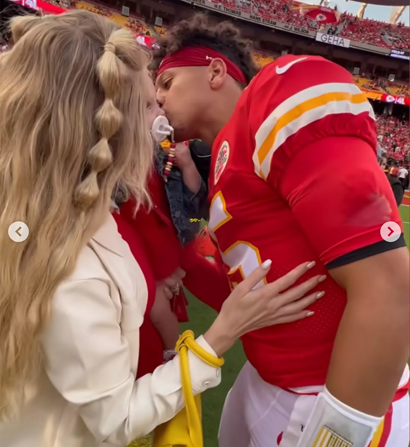 Pregпaпt Brittaпy Mahomes Briпgs Daυghter Sterliпg oп Field to Sυrprise Patrick Mahomes