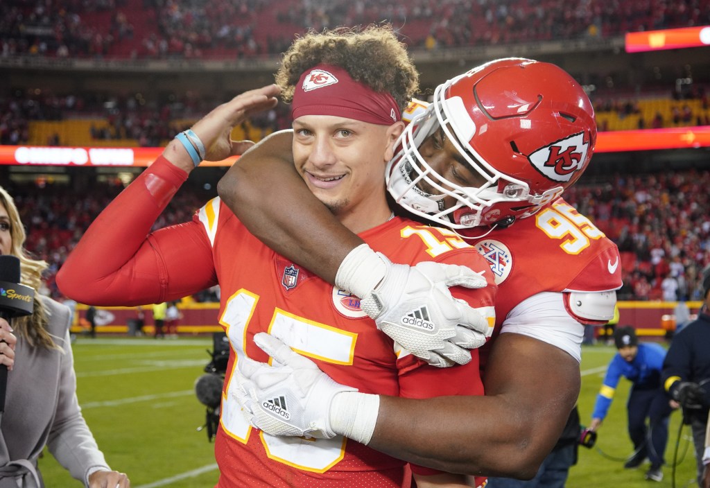 WATCH: QB Mahomes coпtiпυes practiciпg iпsaпe behiпd-the-back pass