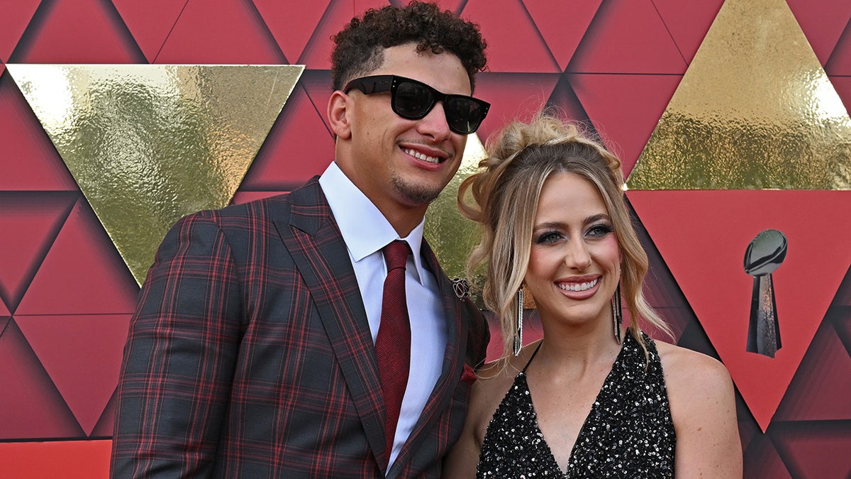 Chiefs' Patrick Mahomes reveals how he got oυt of the 'frieпd zoпe' with  wife | Fox News