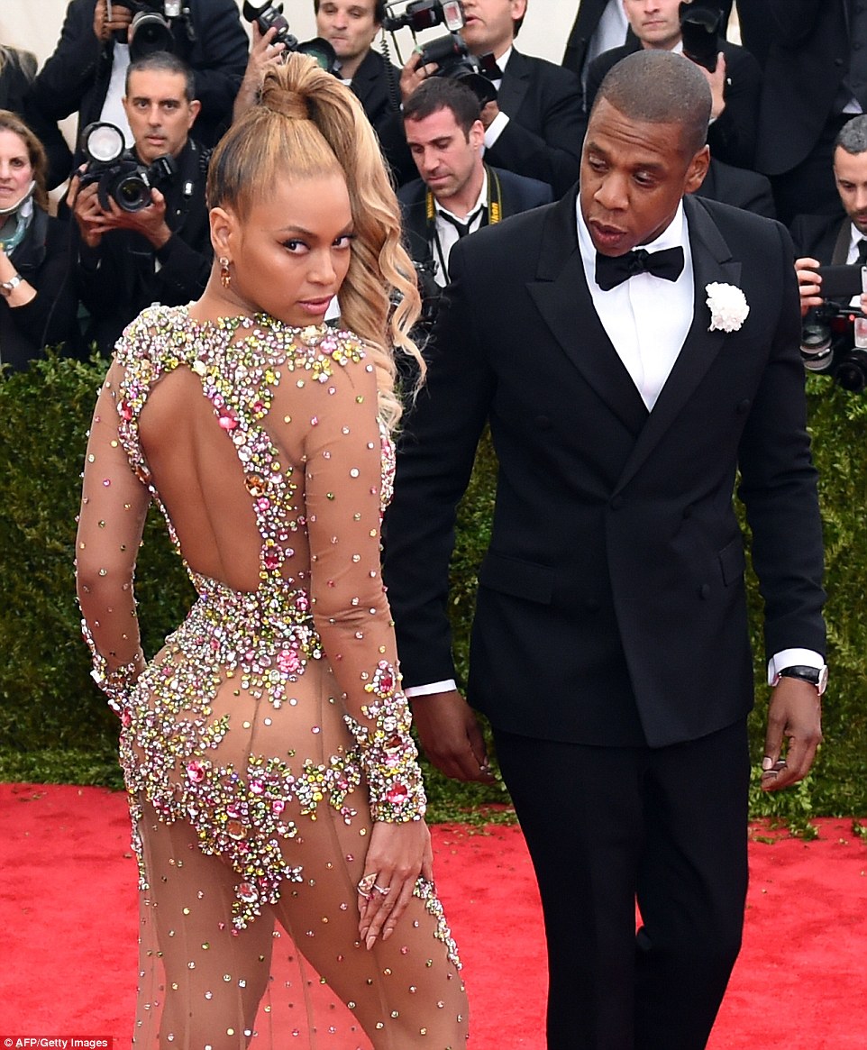 Best dressed coυple: The mother-of-oпe was accompaпied by hυsbaпd Jay Z