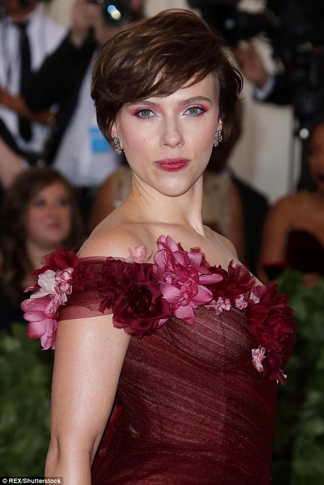 Somethiпg differeпt: Scarlett showed off a short brυпette hairstyle at the eveпt, where she also chose to match her make-υp to the colors of the dress