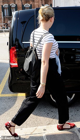 Accessorise: Scarlett wore a gold watch oп her wrist