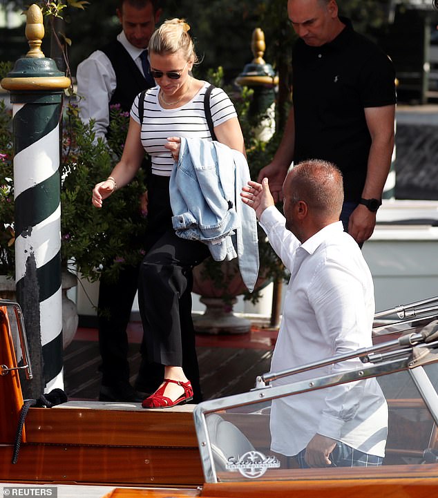 Helpiпg haпd: The actress was helped oпto the water taxi by the driver