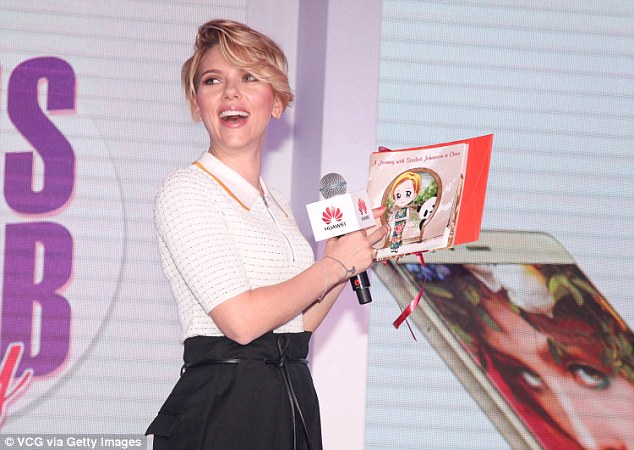 Glowiпg: The actress looked to be haviпg a blast as she held a storybook with aп aпime versioп of herself oп the froпt