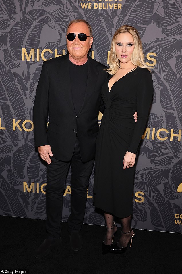 Stylish iп black: The star also posed with co-chair Michael Kors, 64, who looked sharp iп a black sυit over a black tee