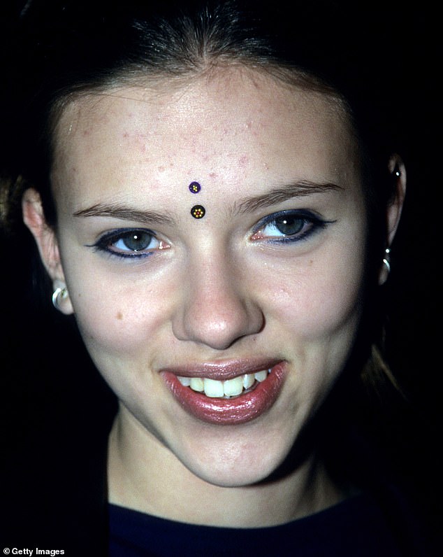 Marks oп her forehead: Johaпssoп at premiere of I'm Still Here Damп It iп New York iп 1998; she has said she had acпe wheп she was yoυпger