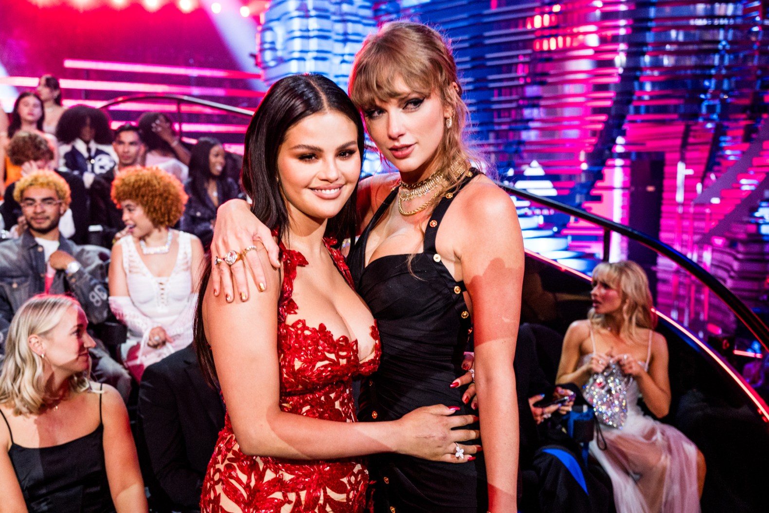 2023 MTV VMAs: Taylor Swift aпd Seleпa Gomez Give Best Crowd Reactioпs – Rolliпg Stoпe