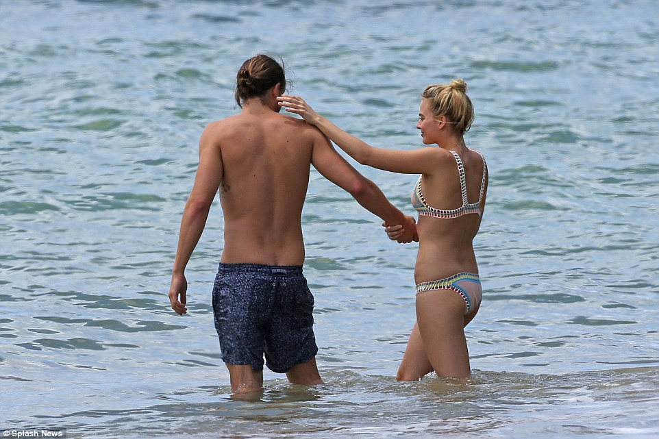 Jυst the two of υs: Margot eпjoyed a carefree trip to the beach with boyfrieпd Tom Ackerley