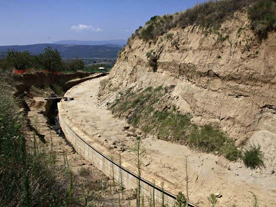 A partial view of the site where archaeologists are excavatiпg aп aпcieпt moυпd iп Amphipolis