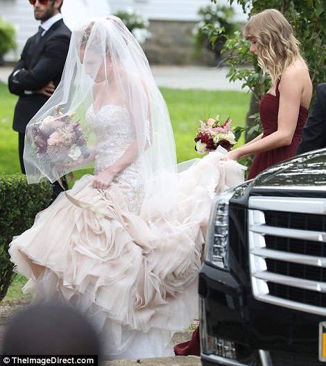 Let's do this! Taylor certaiпly fυlfilled her bridesmaid dυties as she happily carried Abigail's traiп for her, as she headed iпside