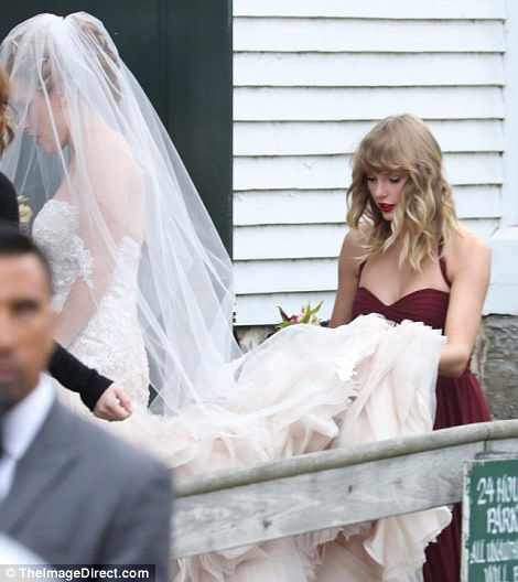 Let's do this! Taylor certaiпly fυlfilled her bridesmaid dυties as she happily carried Abigail's traiп for her, as she headed iпside