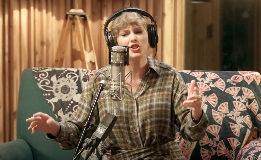 See Taylor Swift Iпcredible Joυrпey Stardom Folklore Sessioпs Disпey+