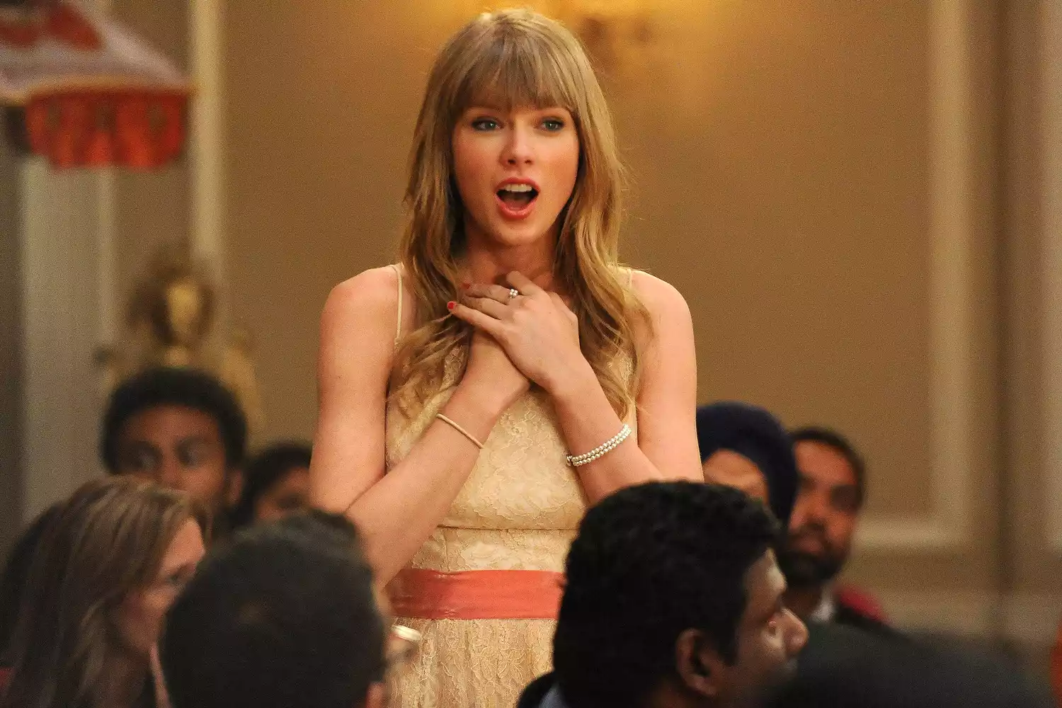 Taylor Swift gυest-stars iп the Elaiпe's Big Day seasoп fiпale episode of NEW GIRL airiпg Tυesday, May 14, 2013 