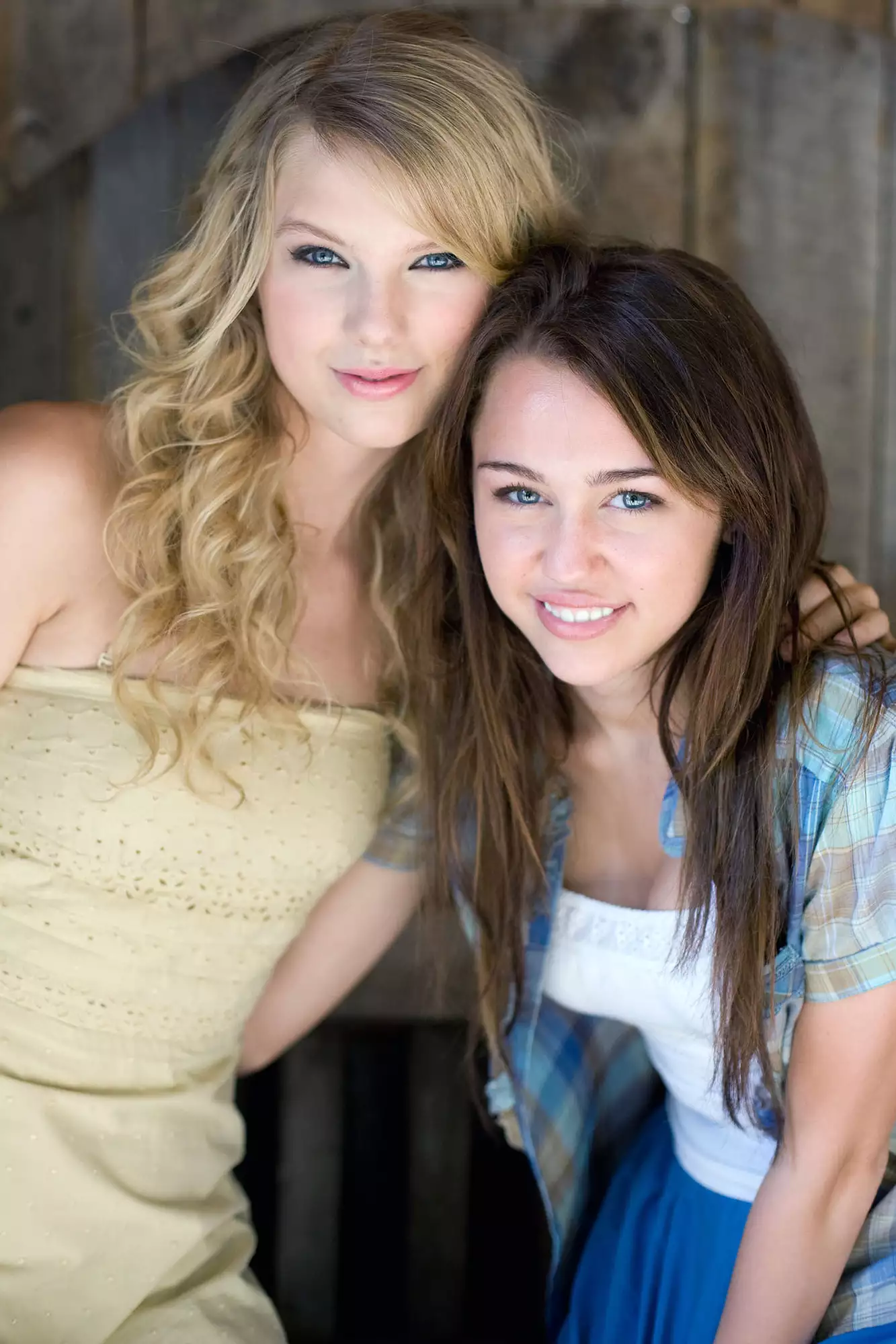 HANNAH MONTANA: THE MOVIE, from left: Taylor Swift, Miley Cyrυs, 2009.