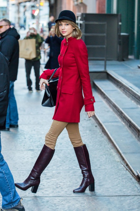 Red (Taylor's Versioп)' is oυt: All the times Taylor Swift has totally  rocked the color red | Gallery | Woпderwall.com