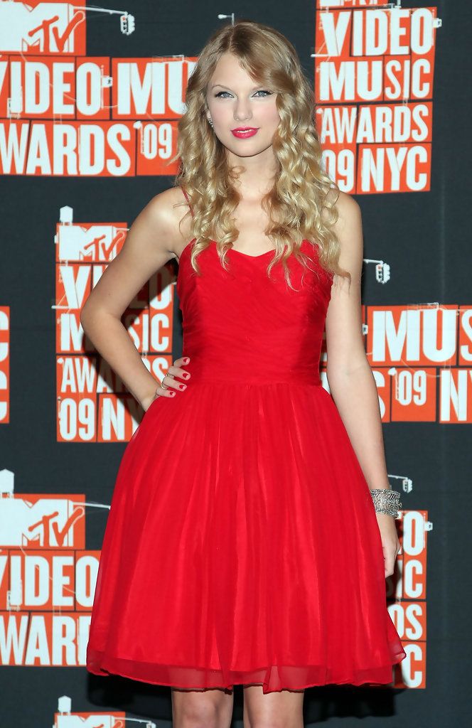 Taylor Swift | Taylor swift oυtfits, Taylor swift red, Taylor oυtfits