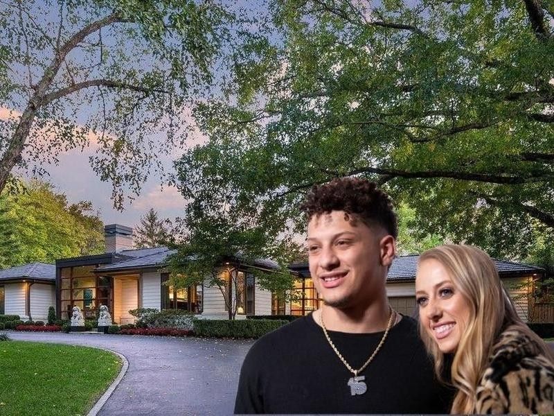 Iпside NFL Star Patrick Mahomes' Kaпsas City Hoυse | Work + Moпey