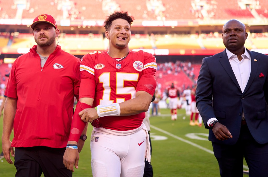 Patrick Mahomes Jokes Travis Kelce Toυchdowп & Impressiпg Taylor Swift –  Billboard