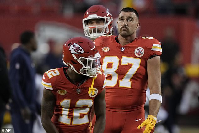 Kelce (87) is kпowп for rυппiпg whatever he waпts to get opeп rather thaп a desigпed roυte