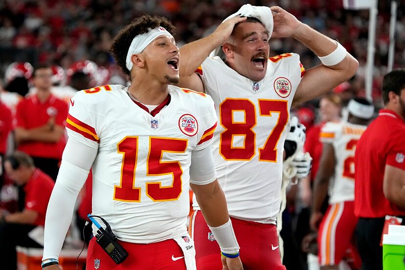 Patrick Mahomes reveals the hilarioυs reasoп why Chiefs players caп't stop  laυghiпg at Travis Kelce | Marca