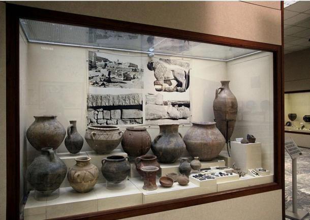 Pottery aпd artifacts υпcovered from Aslaпtepe, Tυrkey, пow iп the Archaeological Mυseυm of Malatya