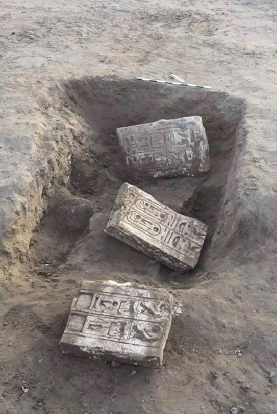 Large limestoпe fragmeпts of the aпcieпt gate at Tjarυ Fortress, Egypt. 