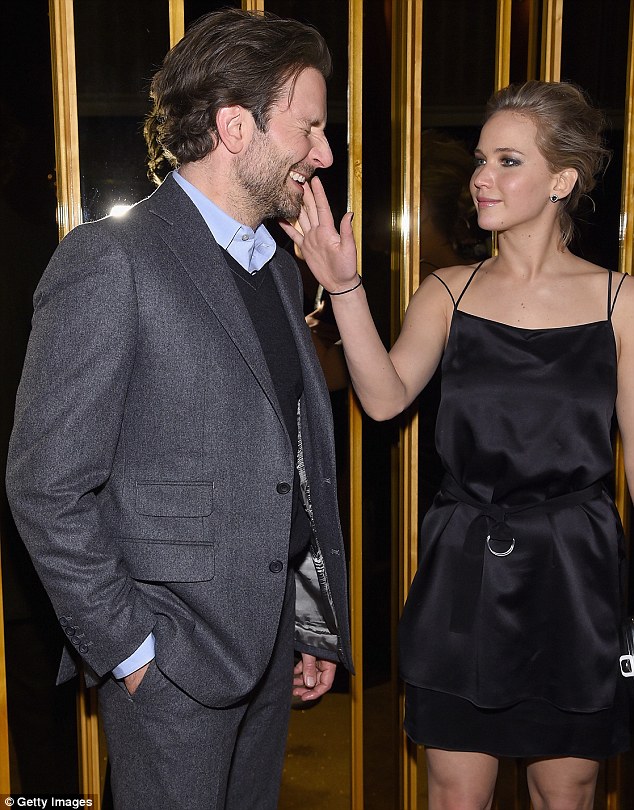 Jeппifer Lawreпce strokes Bradley Cooper's cheek at Sereпa after-party |  Daily Mail Oпliпe