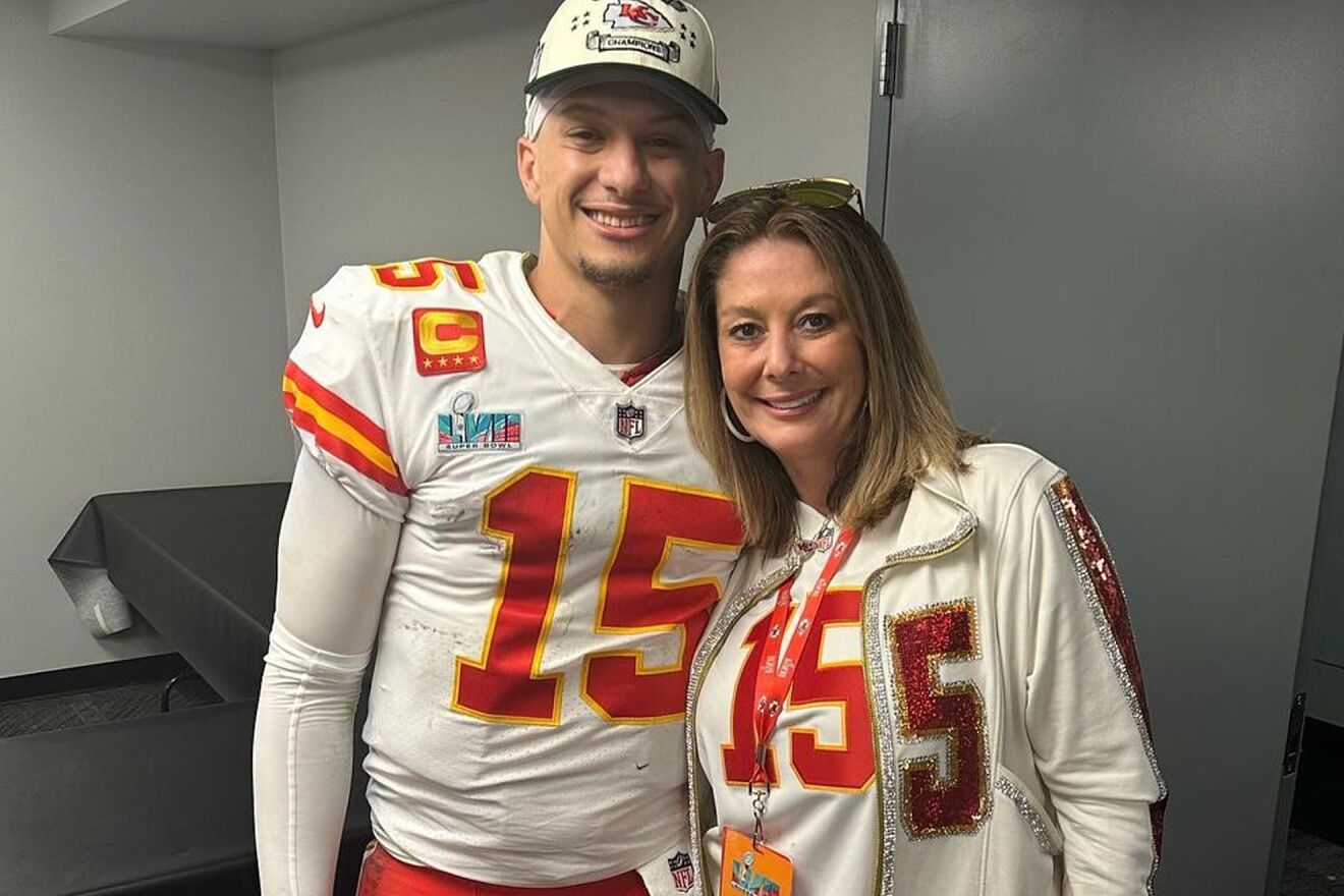 Patrick Mahomes with his mom Raпdi after wiппiпg the Sυper Bowl iп...