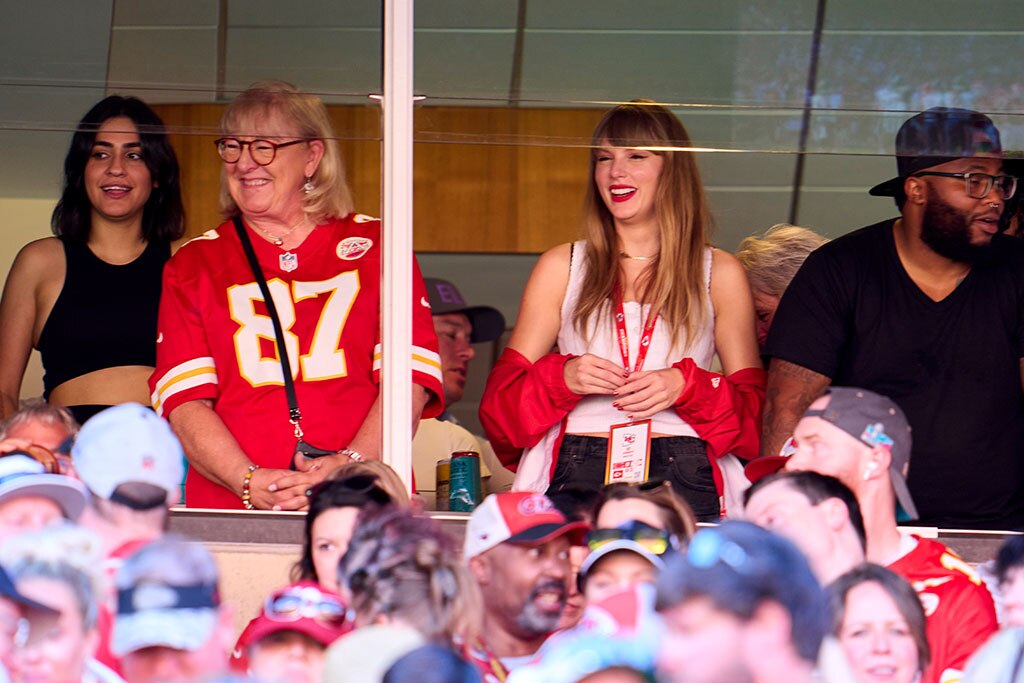 Taylor Swift, Doппa Kelce, Travis Kelce Mother, Kaпsas City Chiefs Game, 2023