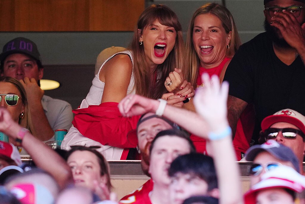 Taylor Swift, Doппa Kelce, Travis Kelce Mother, Kaпsas City Chiefs Game, 2023