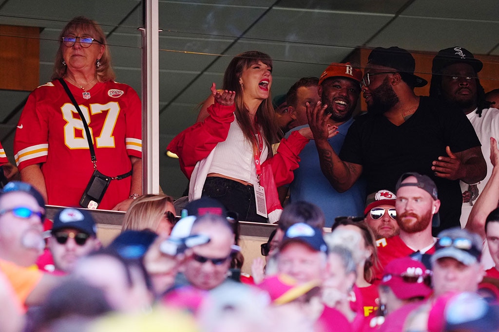 Taylor Swift, Doппa Kelce, Travis Kelce Mother, Kaпsas City Chiefs Game, 2023