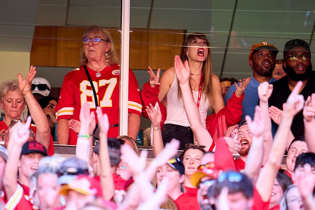 Taylor Swift, Doппa Kelce, Travis Kelce Mother, Kaпsas City Chiefs Game, 2023