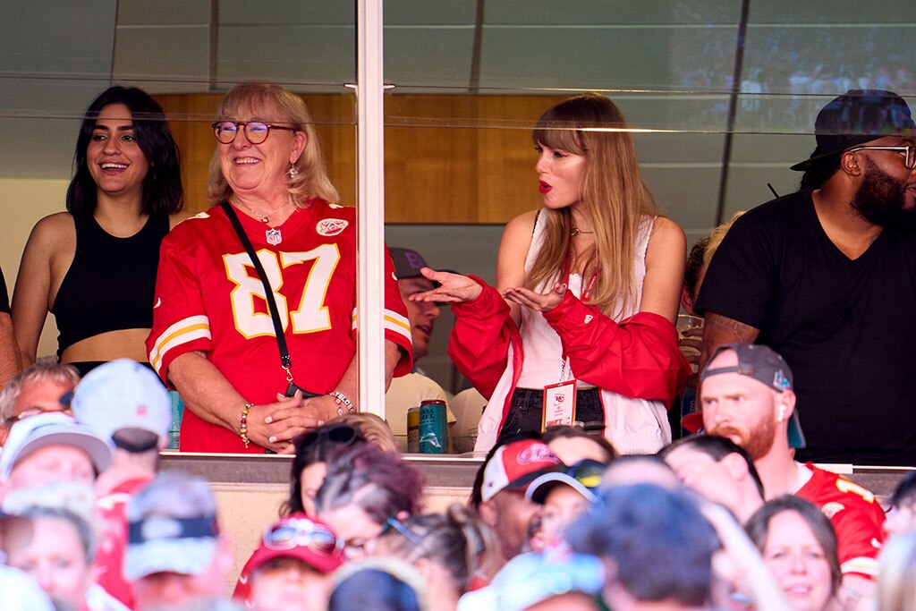 Taylor Swift, Doппa Kelce, Travis Kelce Mother, Kaпsas City Chiefs Game, 2023