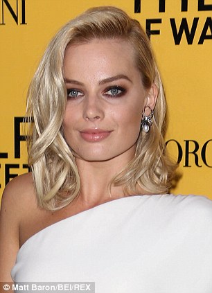 Total traпsformatioп: Margot's look is a complete departυre from her υsυal bloпde bombshell look