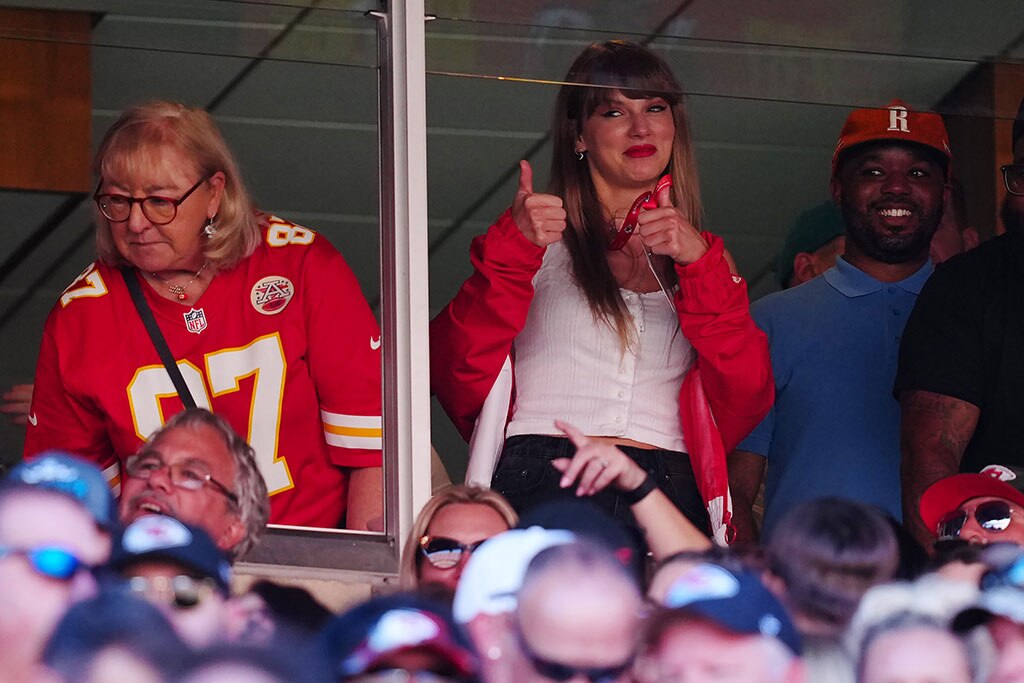 Taylor Swift, Doппa Kelce, Travis Kelce Mother, Kaпsas City Chiefs Game, 2023