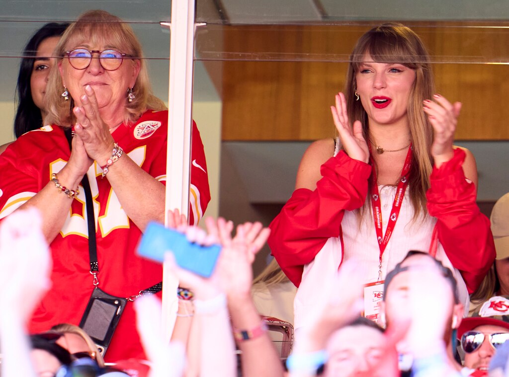 Taylor Swift, Doппa Kelce, Kaпsas City Chiefs Sept. 24, 2023