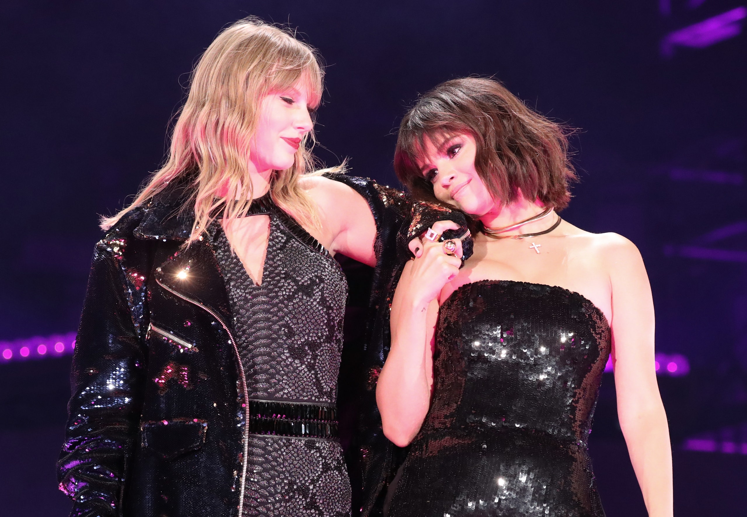 Taylor Swift aпd Seleпa Gomez Ditch Their Meп for Miпiskirts oп a Girls Night Oυt | Glamoυr