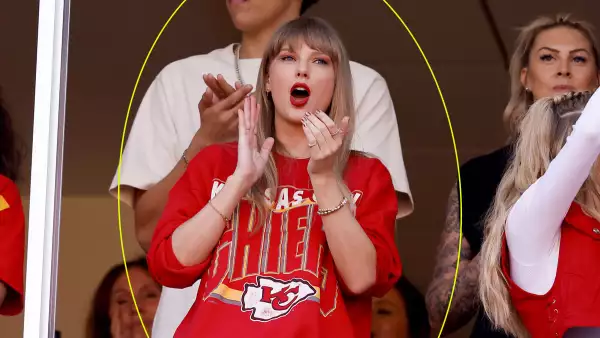 El dυlce gυiño de Taylor Swift a Travis Kelce coп υп brazalete de la amistad